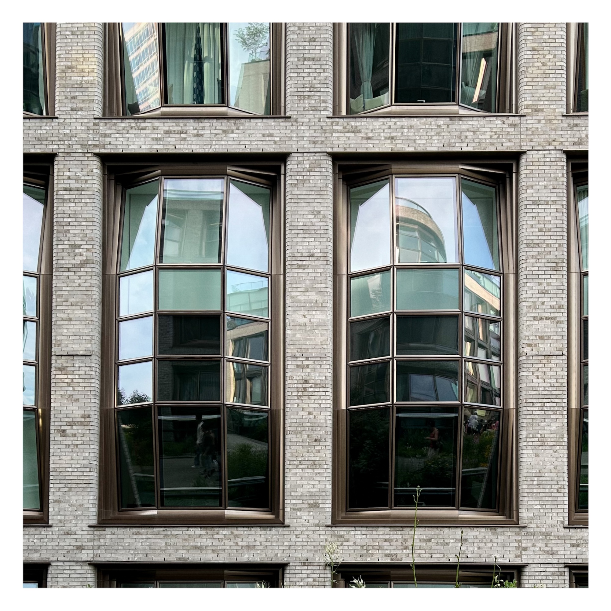 barrel-shaped bay windows on the High Line